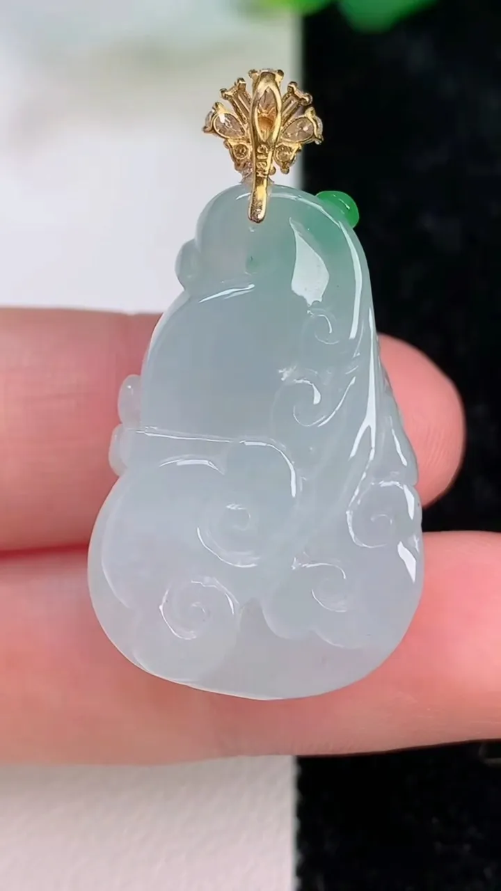 天然A货翡翠葫芦吊坠，尺寸28.4-19-12.4，重量:12.47g
7月5日