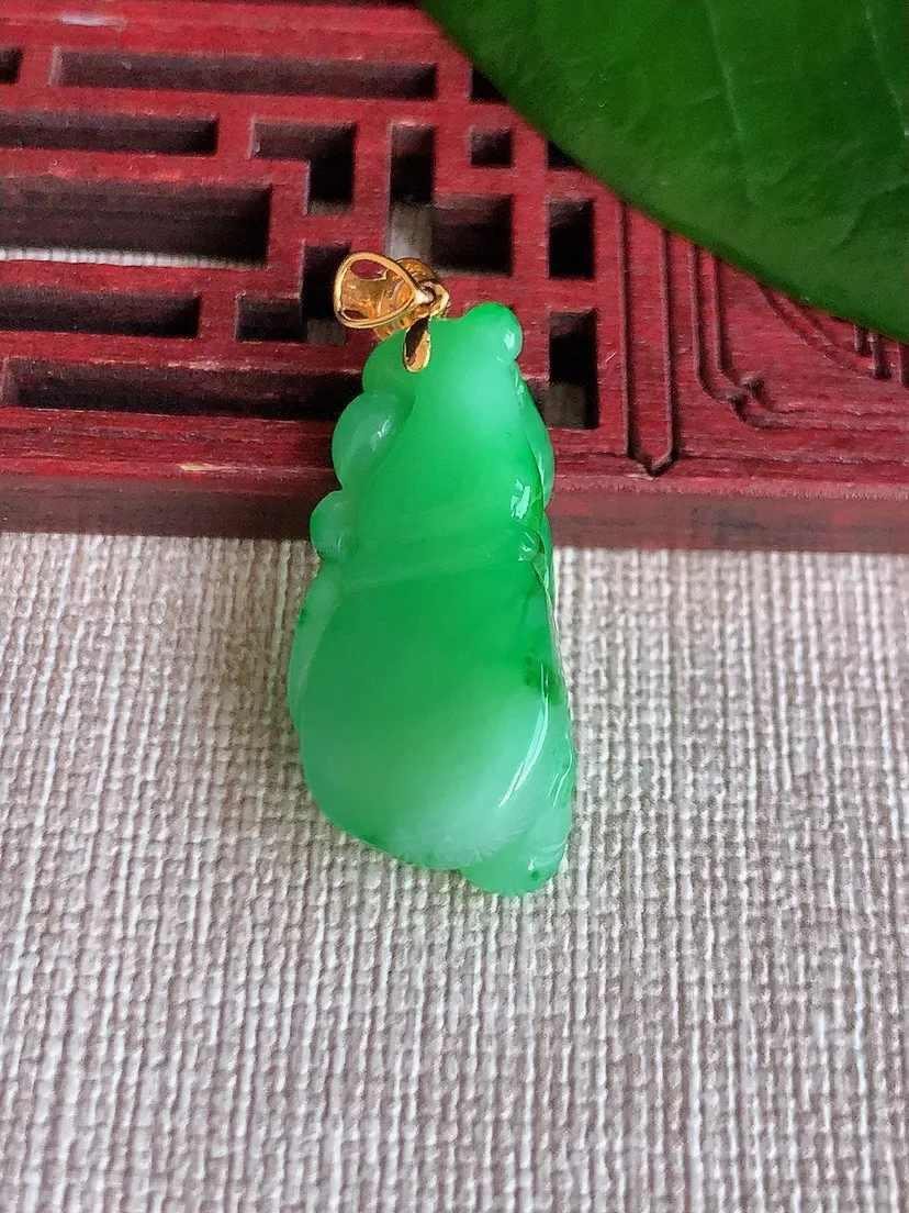 天然A货翡翠18K金扣头飘绿葫芦吊坠尺寸27.5×13.2×9m量6.00g 0704