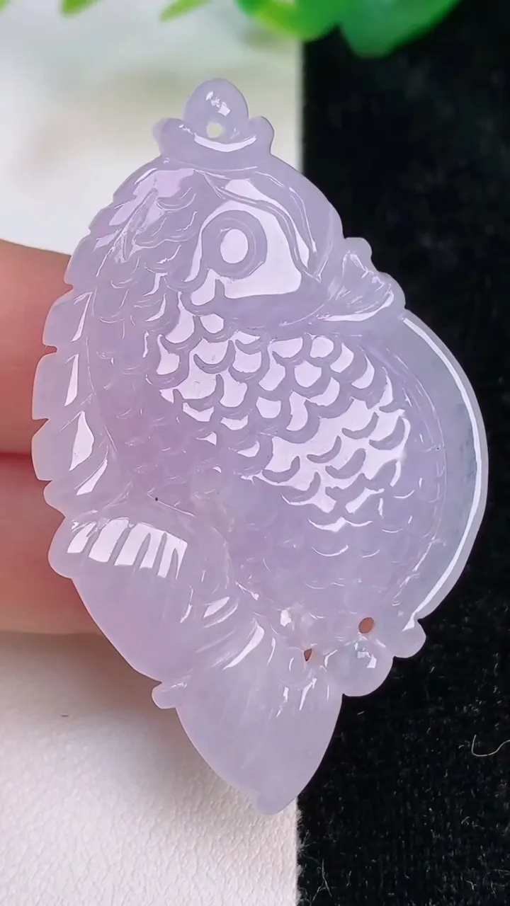 天然A货翡翠紫罗兰年年有余吊坠，尺寸52.6-33.7-7.6，重量:18.65g
7月5日