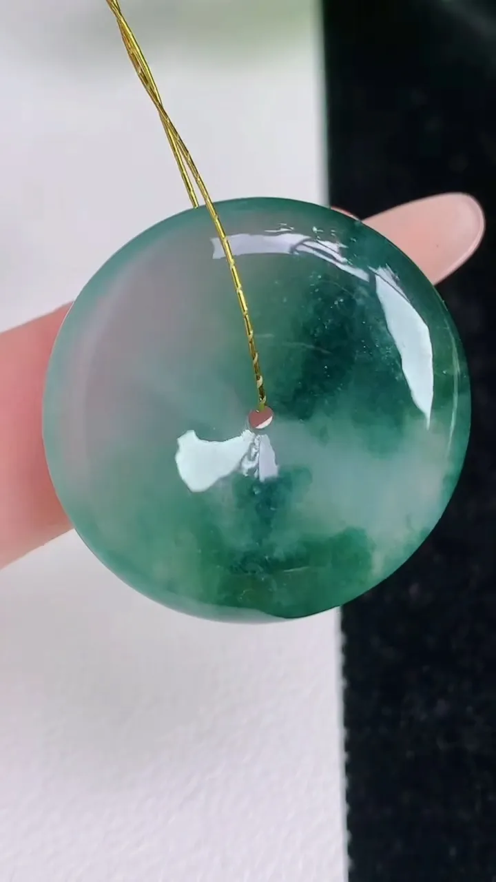 天然A货翡翠飘花平安扣吊坠，尺寸26.2-5.5，重量:8.07g
7月5日