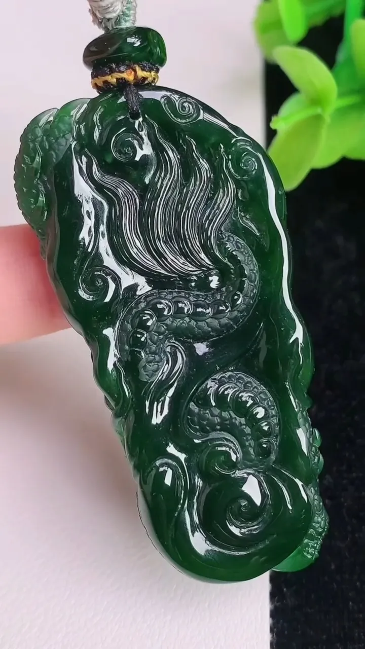天然A货翡翠龙牌吊坠，尺寸56.3-25.7-17.4，重量:37.53g
7月5日