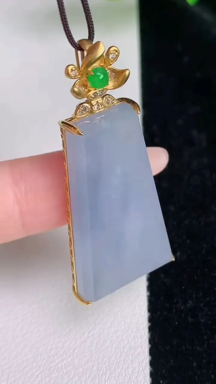 天然A货翡翠18k金紫罗兰无事牌吊坠，尺寸44.2-33-19.8-7，重量:8.61g
7月5日