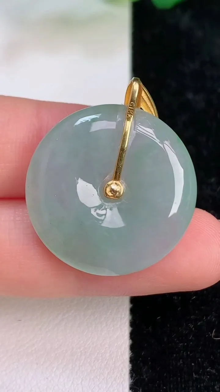 天然A货翡翠平安扣吊坠，尺寸24.7-5.2，重量:7.15g
7月5日