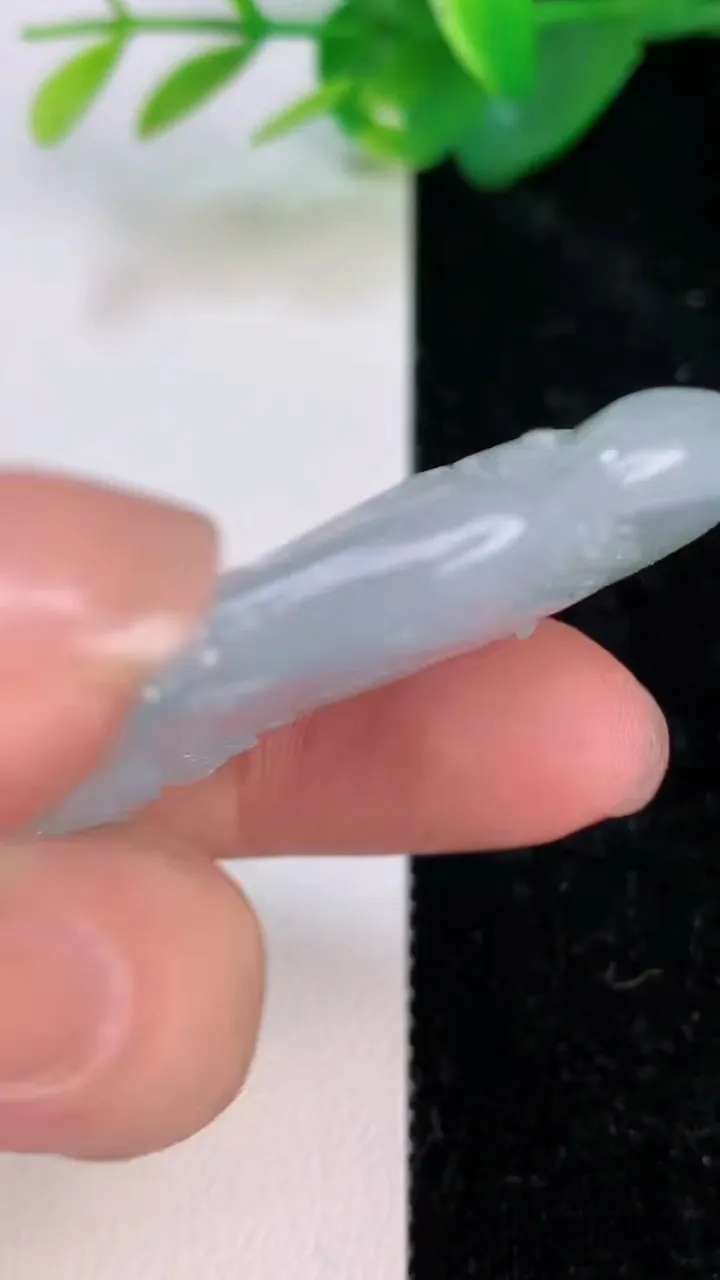 天然A货翡翠山水牌吊坠，尺寸60-32.3-8，重量:30.50g
7月5日