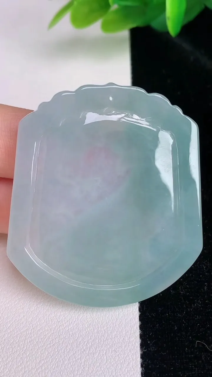 天然A货翡翠生肖狗吊坠，尺寸50.8-45-6，重量:27.47g
7月5日