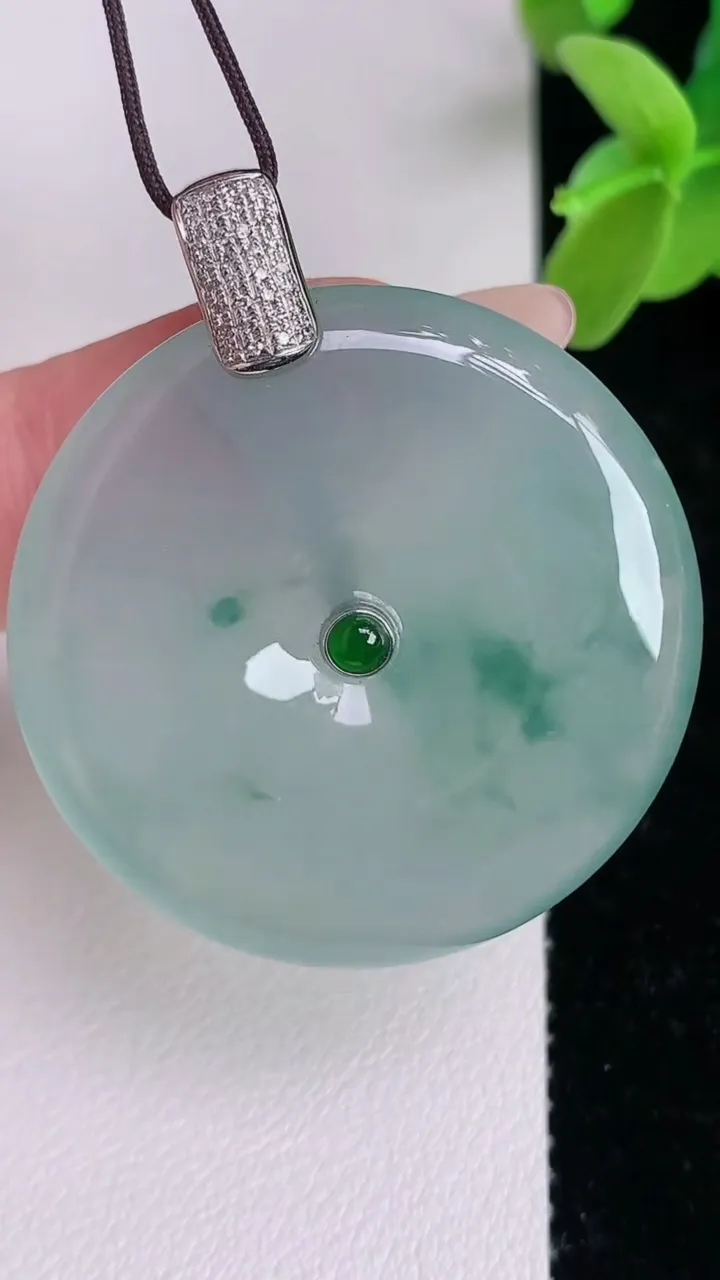 天然A货翡翠18k金飘花平安扣吊坠，尺寸35.5-6，重量:17.12g
7月5日