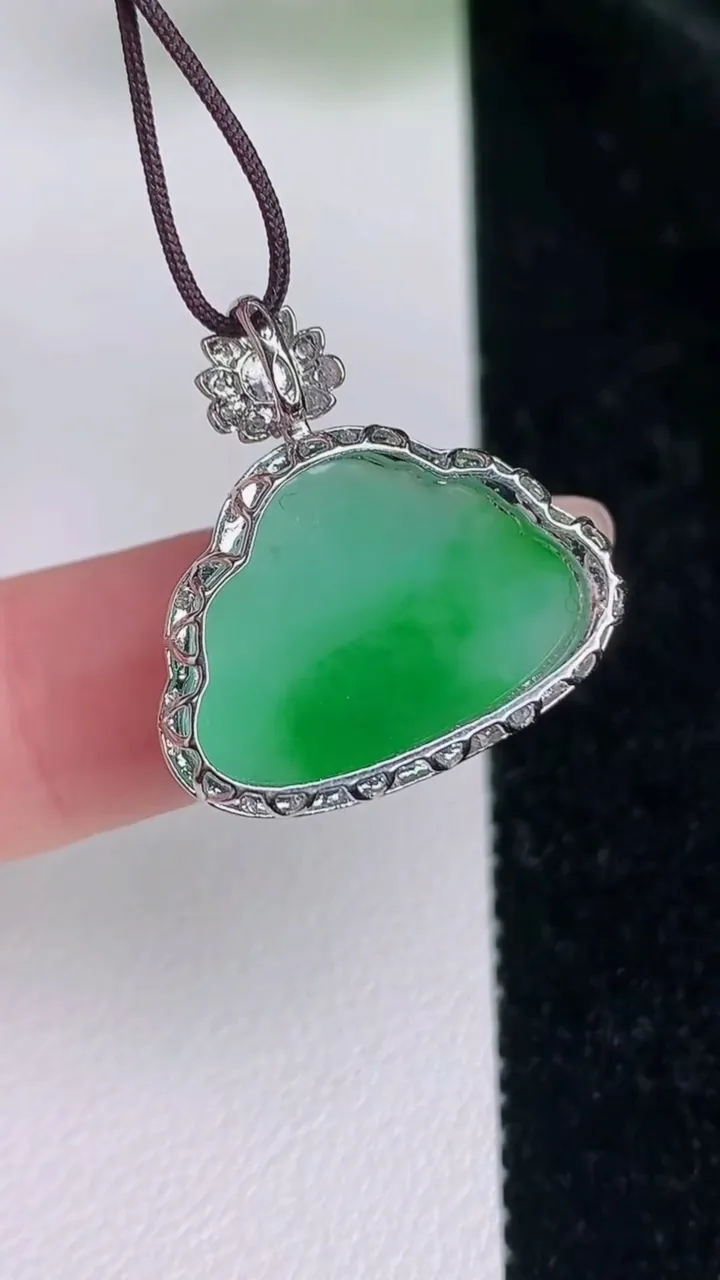 天然A货翡翠佛公吊坠，尺寸25.6-22-6，裸石14-19.8重量:2.18g
7月5日