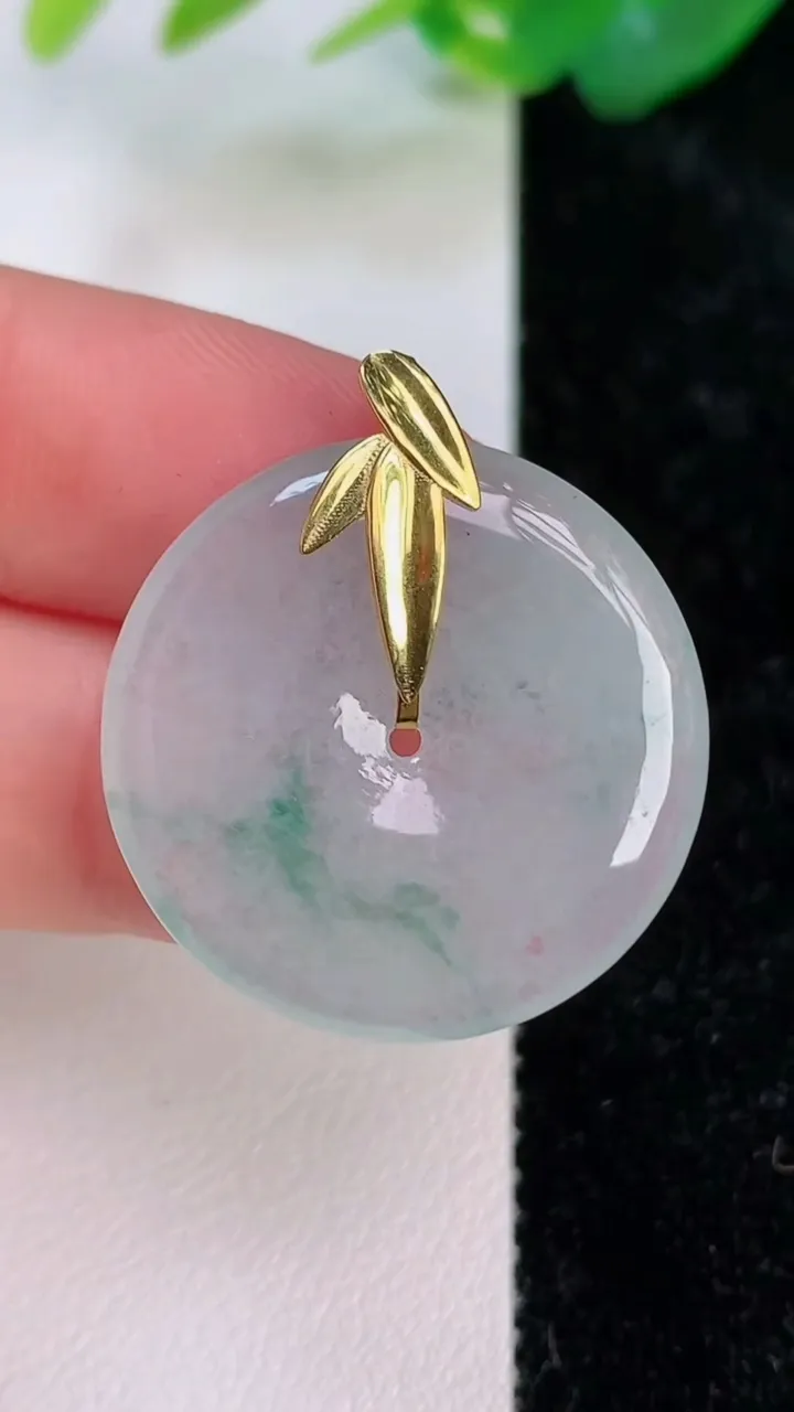 天然A货翡翠平安扣吊坠，尺寸26-4，重量:6.02g
7月5日