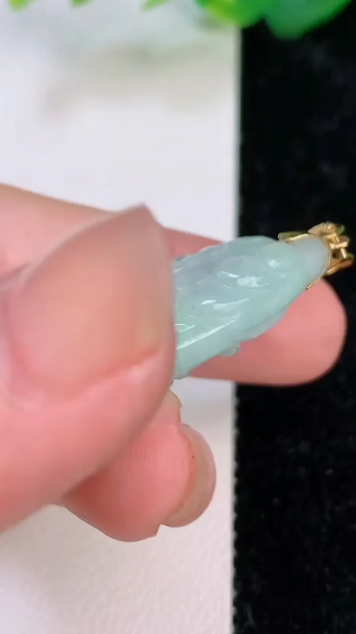 天然A货翡翠白菜吊坠，尺寸38.5-21.8-8.8，重量:11.17g
7月5日