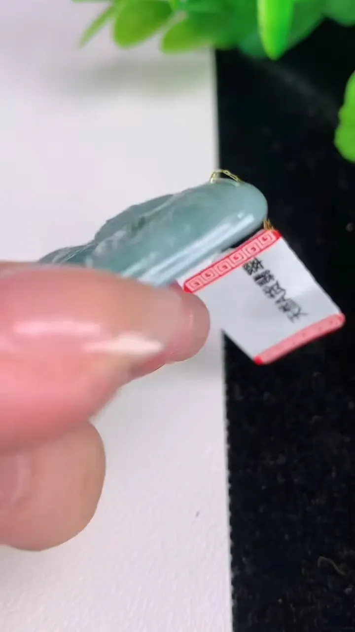 天然A货翡翠山水观音菩萨吊坠，尺寸57-39.5-4.5，重量:27.08g
7月5日