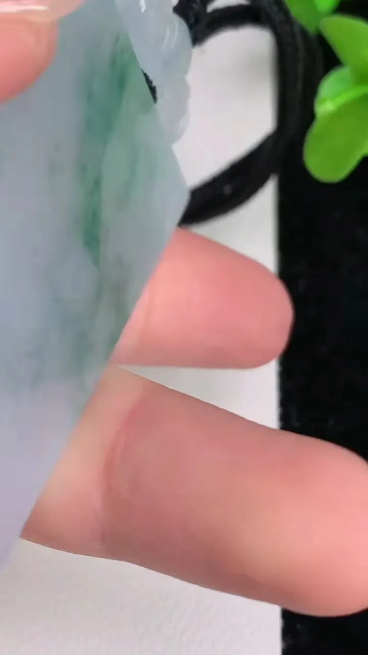 天然A货翡翠飘花仿古无事牌吊坠，尺寸49.3-28-5.8，重量:30.00g
7月5日