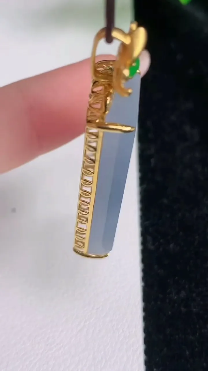 天然A货翡翠18k金紫罗兰无事牌吊坠，尺寸44.2-33-19.8-7，重量:8.61g
7月5日