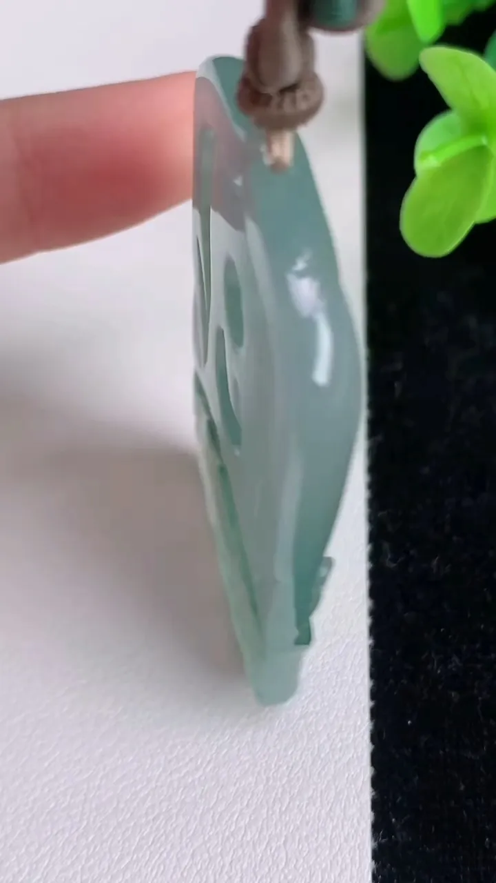 天然A货翡翠观音菩萨吊坠，尺寸57-33.3-6，重量:31.62g
7月5日