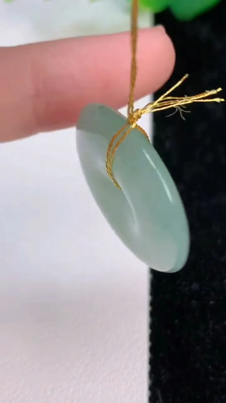 天然A货翡翠平安扣吊坠，尺寸25-5.4，重量:6.77g
7月5日