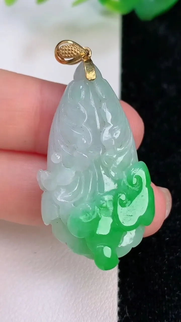 天然A货翡翠白菜吊坠，尺寸38.5-21.8-8.8，重量:11.17g
7月5日