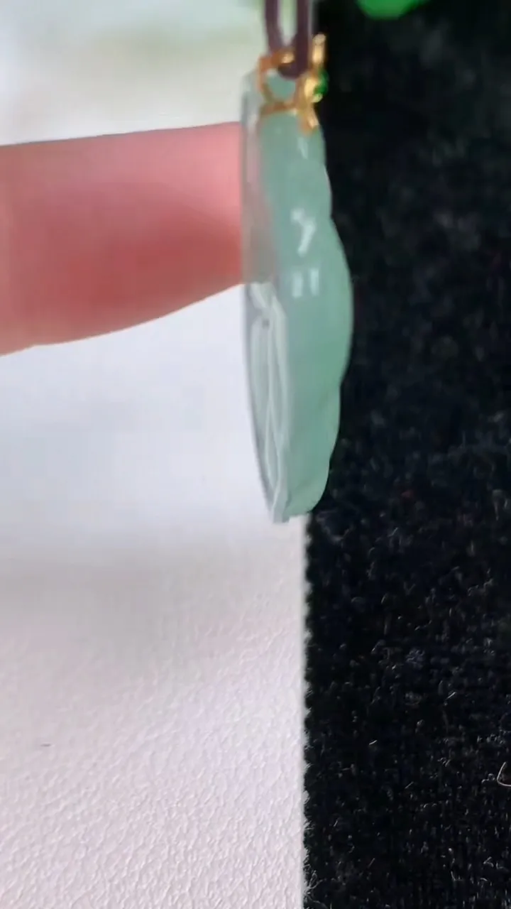 天然A货翡翠金枝玉叶 叶子吊坠，尺寸31.3-19-4，重量:5.16g
7月5日