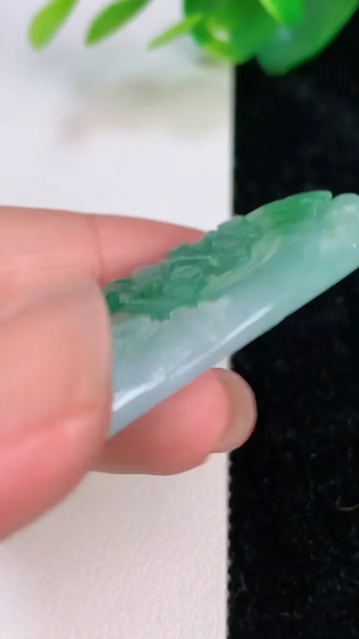 天然A货翡翠山水牌吊坠，尺寸50.7-27.2-4.6，重量:15.36g
7月5日