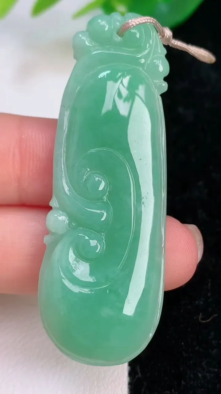 天然A货翡翠如意吊坠，尺寸56.3-20-4.3，重量:10.19g
7月5日