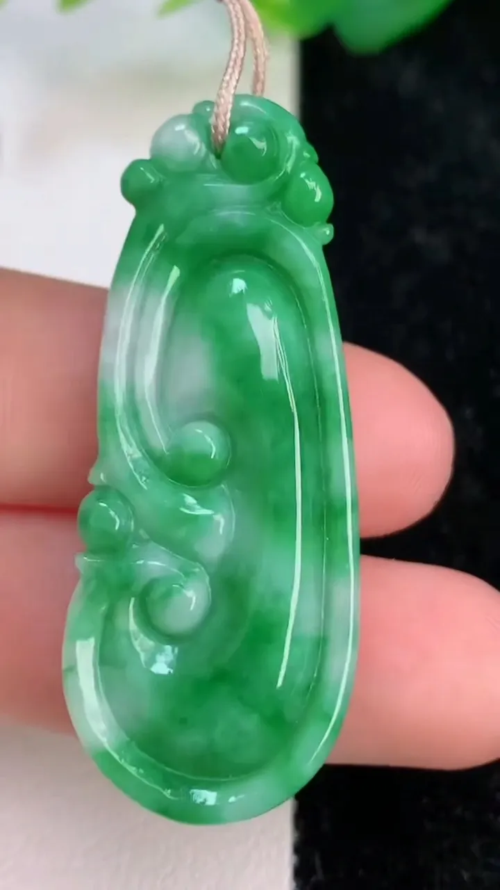 天然A货翡翠如意吊坠，尺寸45.6-18.4-6.2，重量:9.15g
7月5日