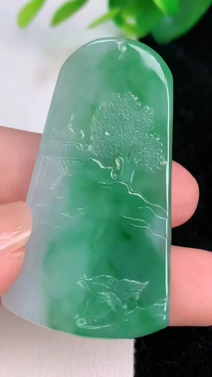 天然A货翡翠山水牌吊坠，尺寸50.7-27.2-4.6，重量:15.36g
7月5日