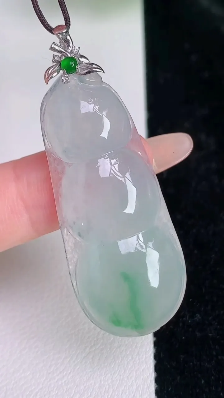 天然A货翡翠福豆吊坠，尺寸42.8-18.3-6，重量:8.38g
7月5日