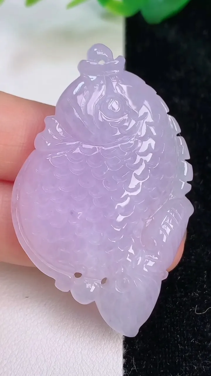 天然A货翡翠紫罗兰年年有余吊坠，尺寸52.6-33.7-7.6，重量:18.65g
7月5日