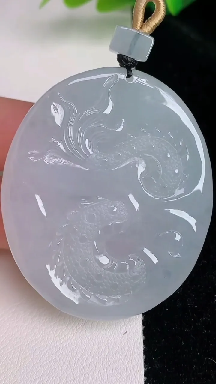 天然A货翡翠飘花龙牌吊坠，尺寸50.8-43-12.3，重量:42.02g
7月5日