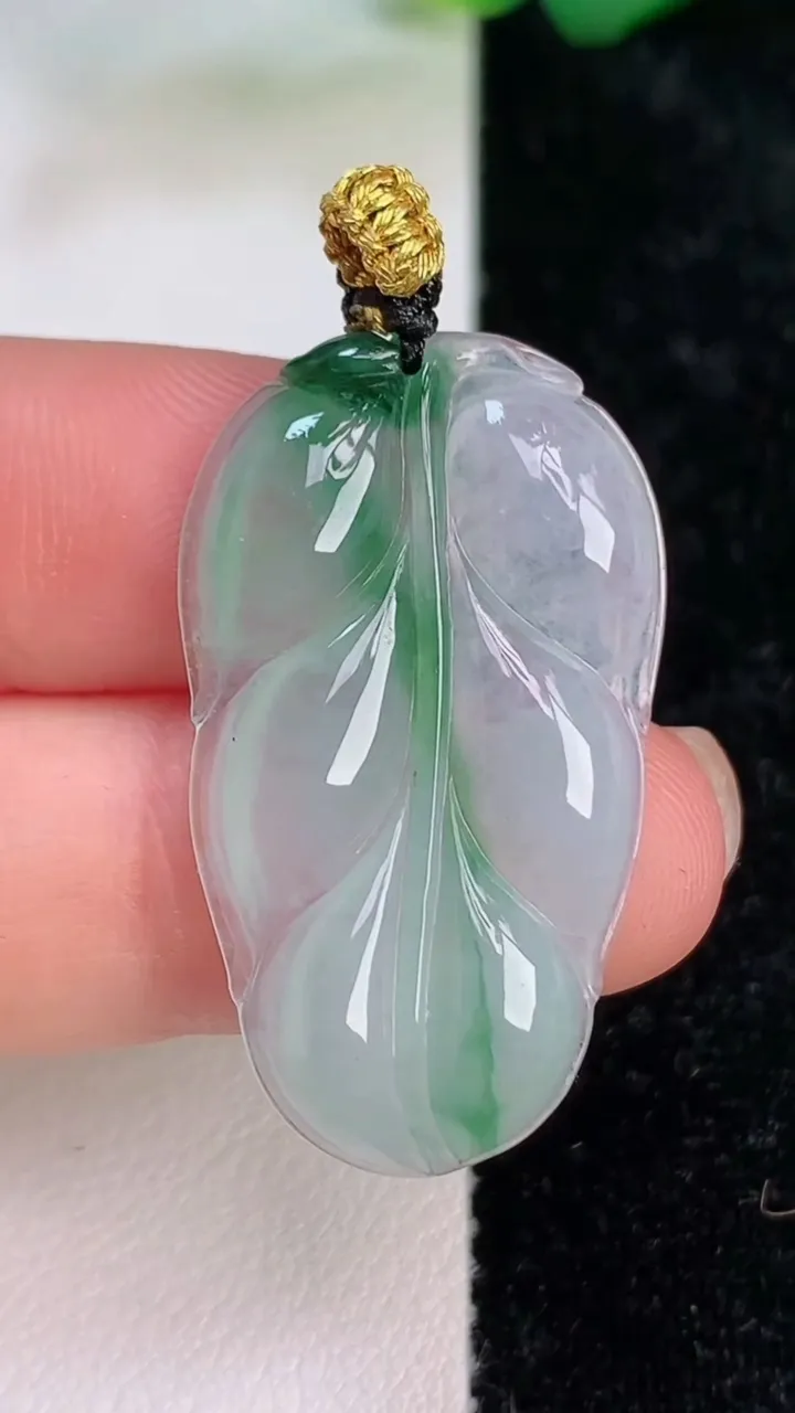 天然A货翡翠金枝玉叶 叶子吊坠，尺寸34.2-18.8-3.6，重量:4.35g
7月5日
