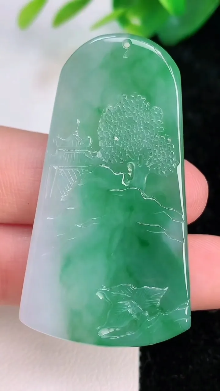 天然A货翡翠山水牌吊坠，尺寸50.7-27.2-4.6，重量:15.36g
7月5日