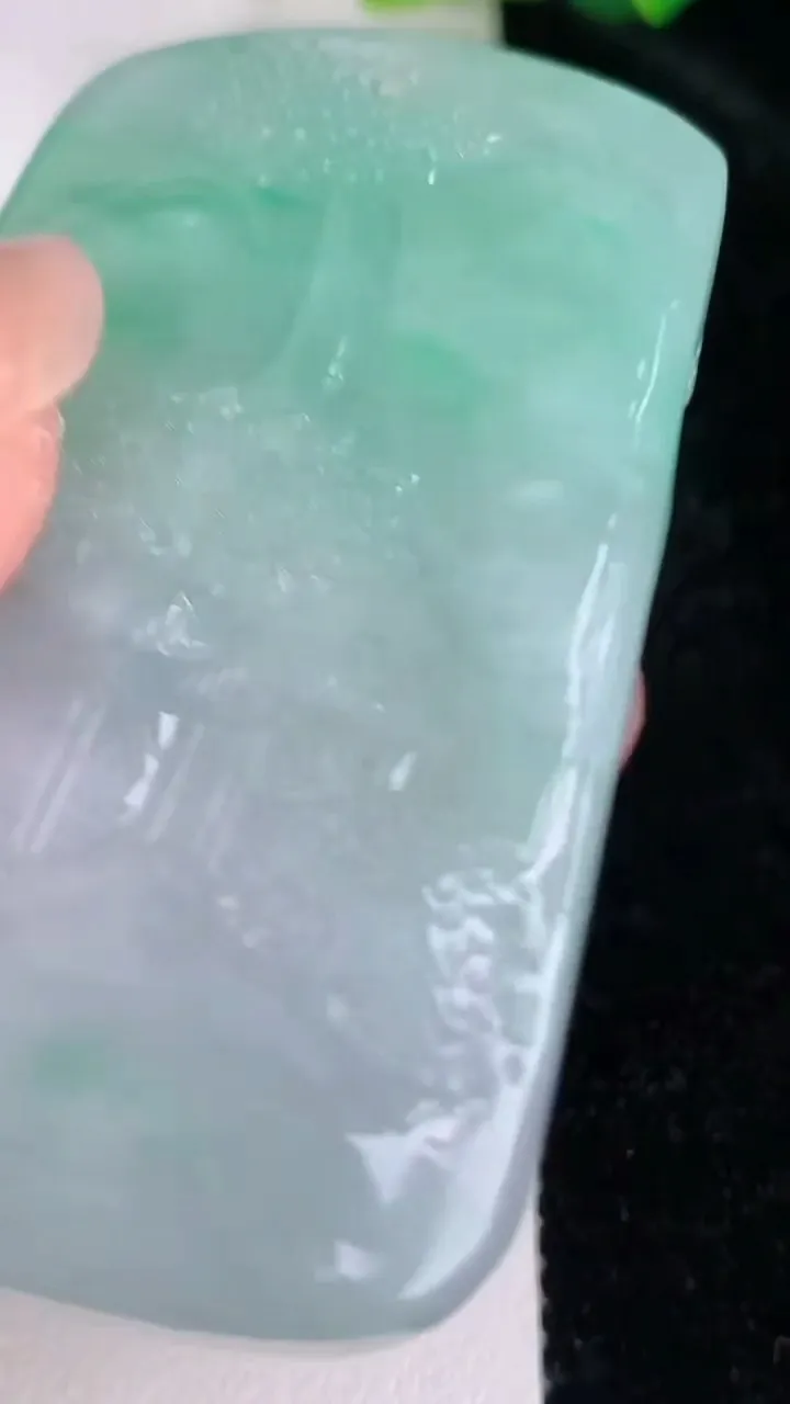 天然A货翡翠山水牌吊坠，尺寸58.3-37-9，重量:47.39g
7月5日