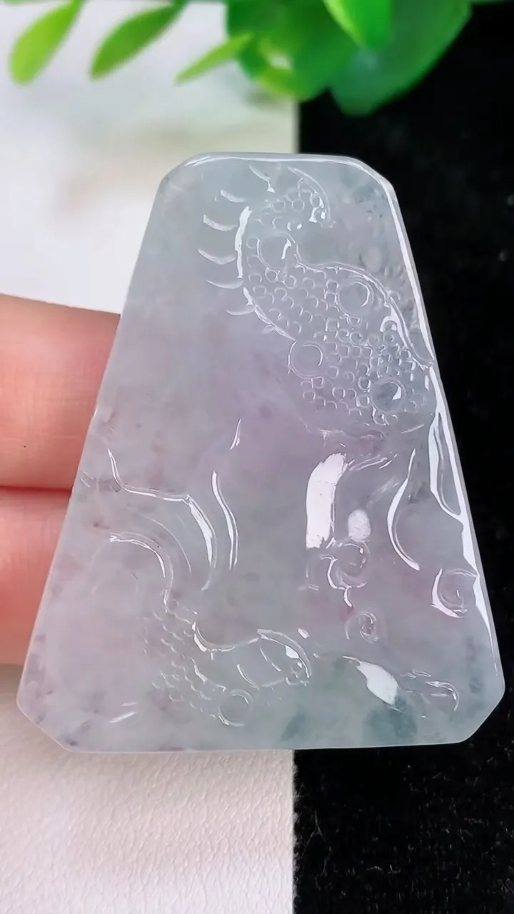 天然A货翡翠龙牌吊坠，尺寸48.2-39-5，重量:19.25g
7月5日