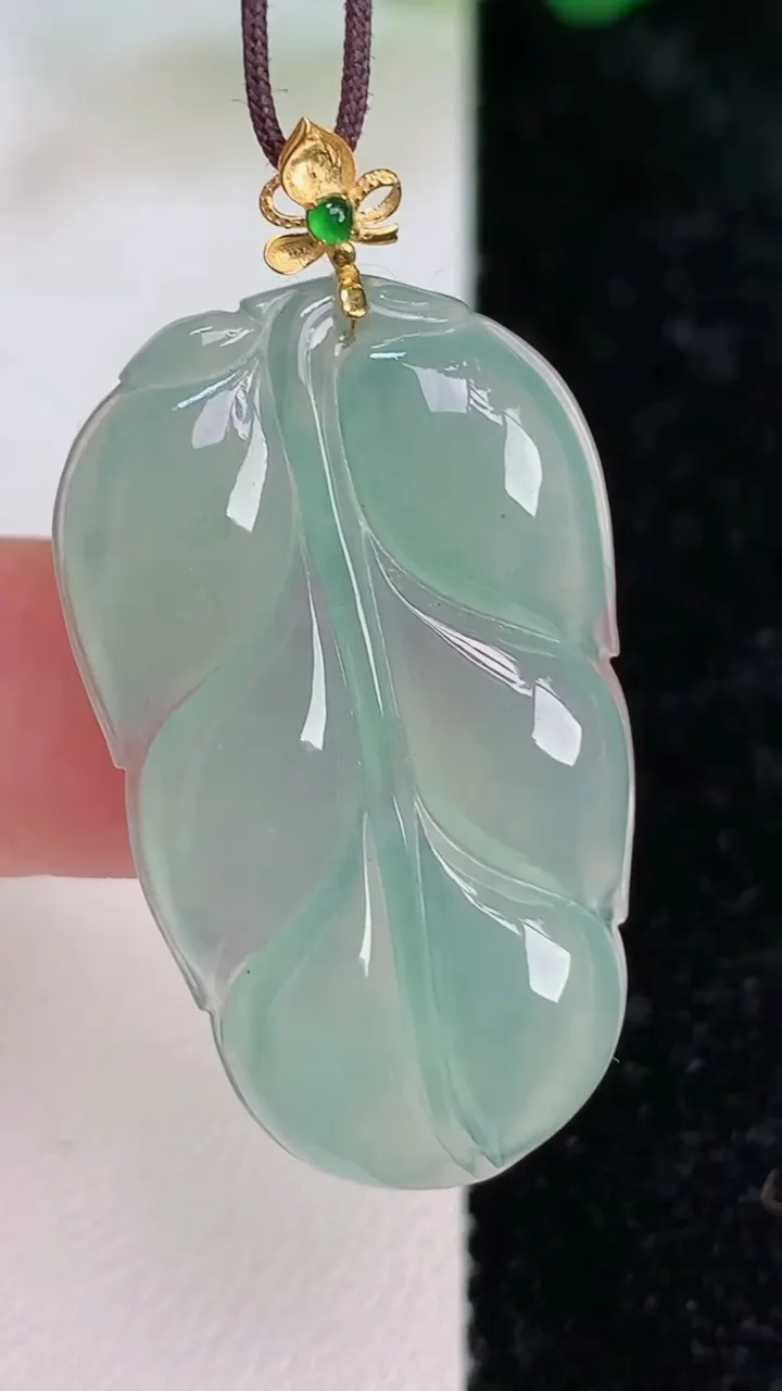天然A货翡翠金枝玉叶 叶子吊坠，尺寸31.3-19-4，重量:5.16g
7月5日