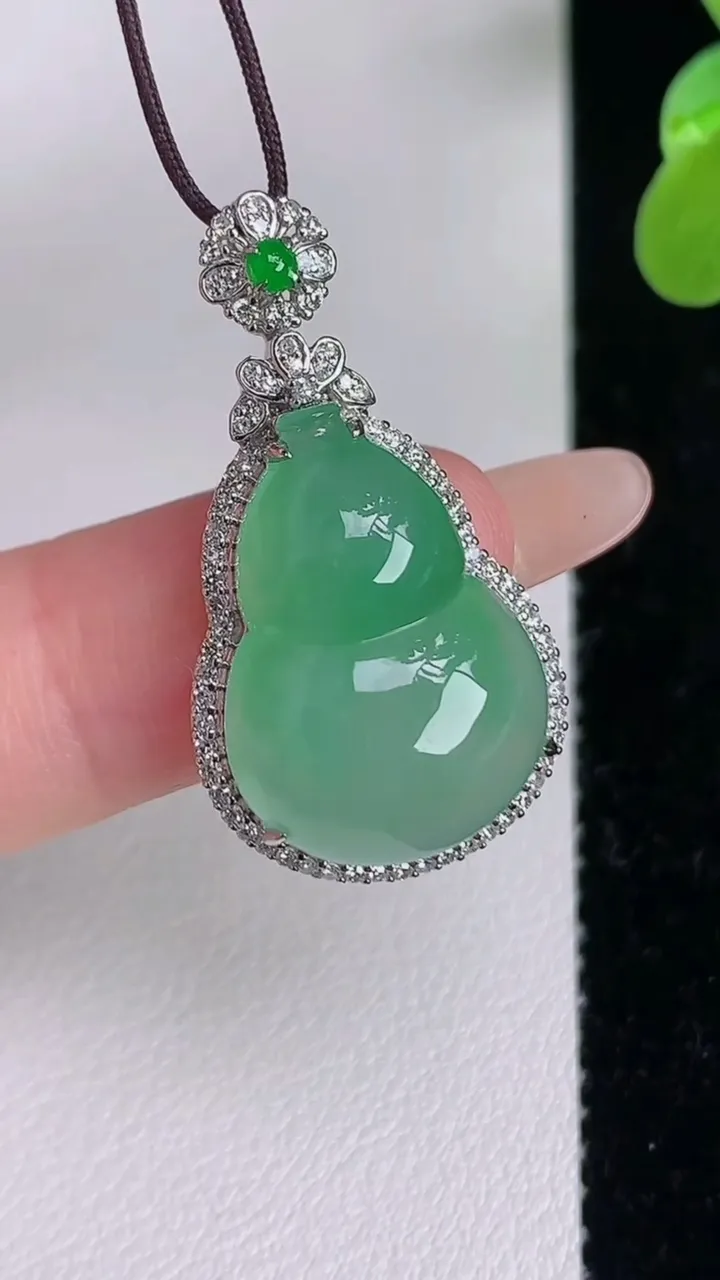 天然A货翡翠葫芦吊坠，尺寸30.8-17-9，裸石20.3-14.3重量:4.28g
7月5日