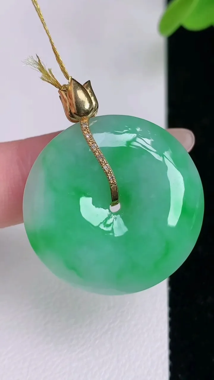 天然A货翡翠平安扣吊坠，尺寸28-5.6，重量:9.23g
7月5日