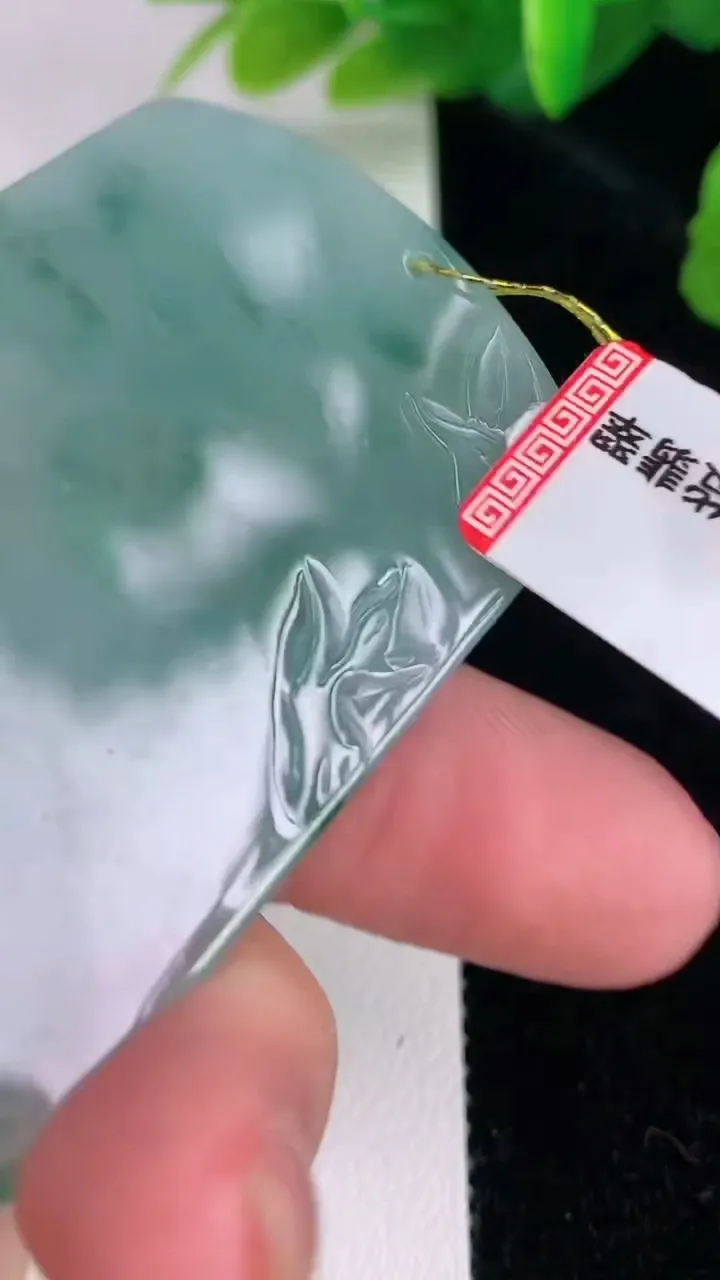 天然A货翡翠山水观音菩萨吊坠，尺寸57-39.5-4.5，重量:27.08g
7月5日