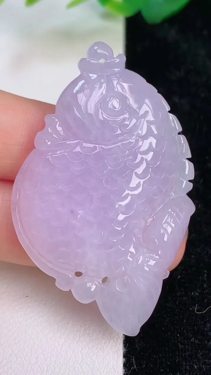 天然A货翡翠紫罗兰年年有余吊坠，尺寸52.6-33.7-7.6，重量:18.65g
7月5日