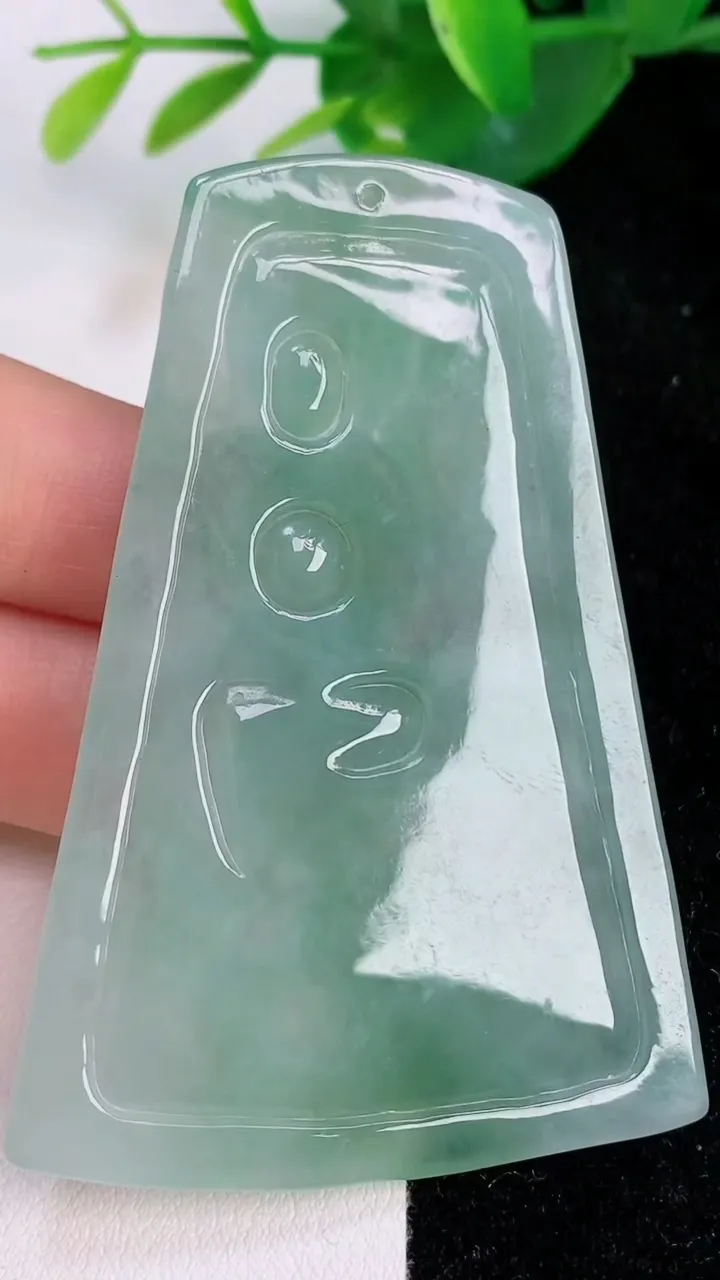 天然A货翡翠文殊菩萨吊坠，尺寸68-47-6，重量:31.45g
7月5日
