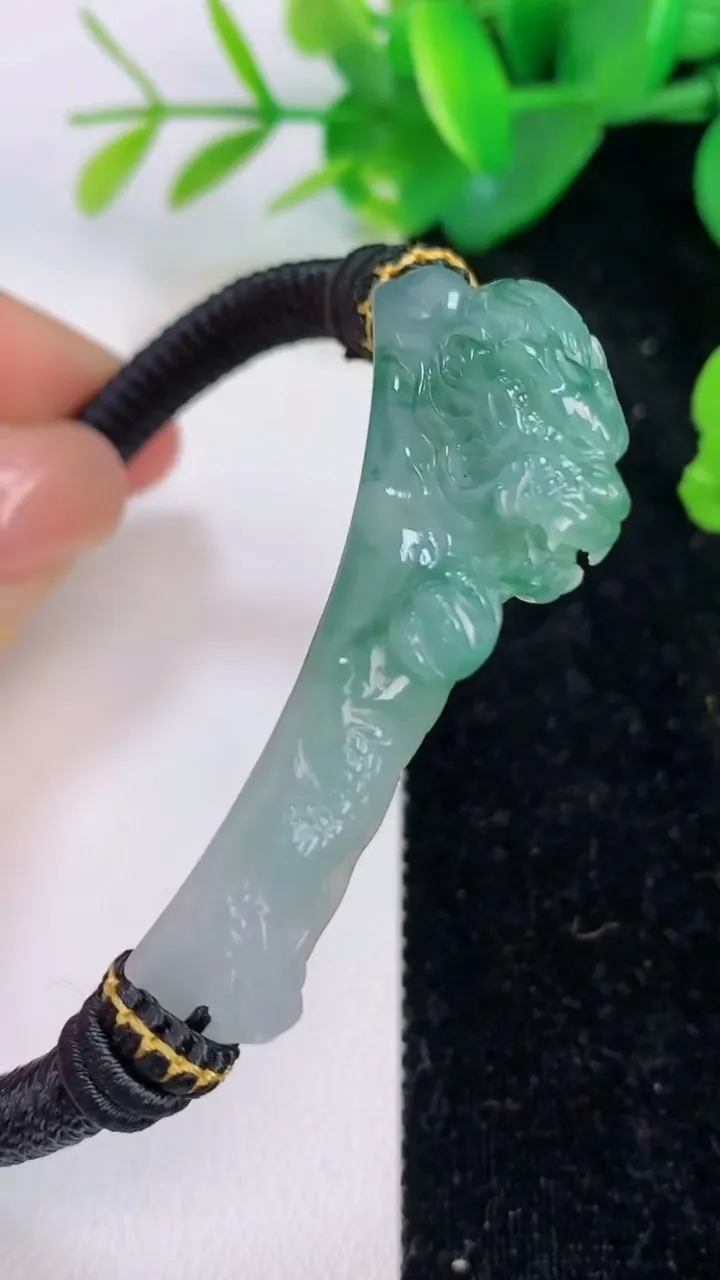天然A货翡翠龙牌手绳，尺寸48.2-9.2-14.3，重量:19.80g
7月5日