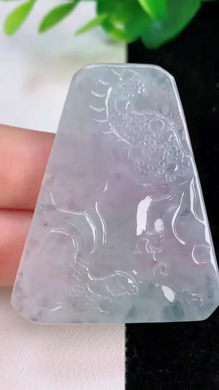 天然A货翡翠龙牌吊坠，尺寸48.2-39-5，重量:19.25g
7月5日