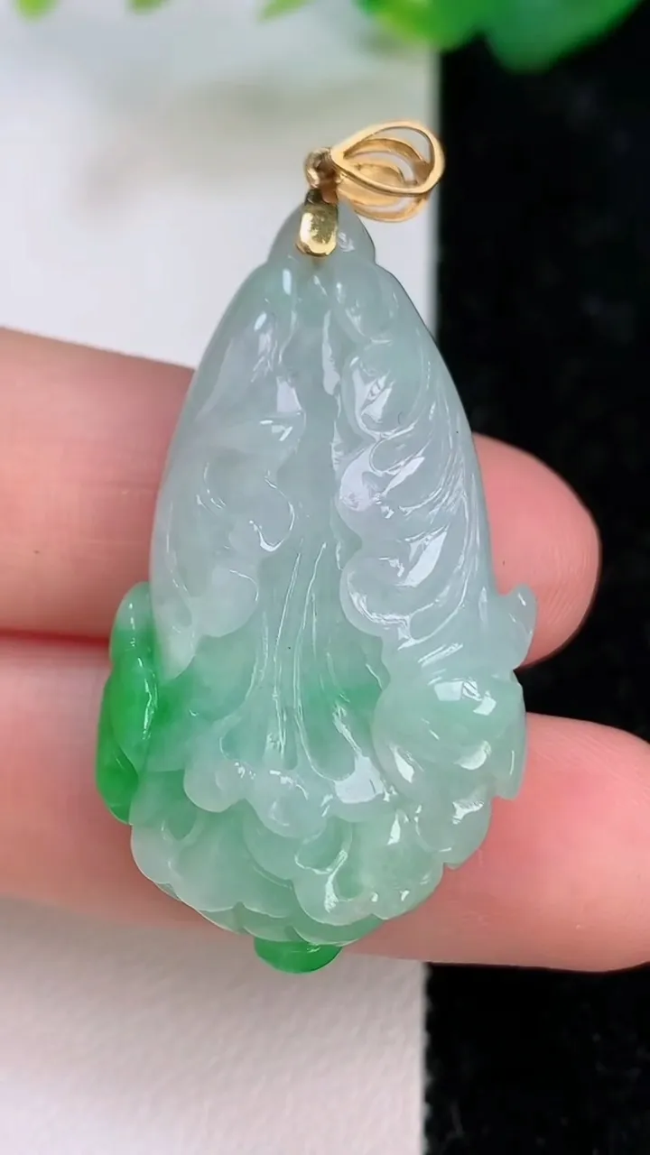 天然A货翡翠白菜吊坠，尺寸38.5-21.8-8.8，重量:11.17g
7月5日