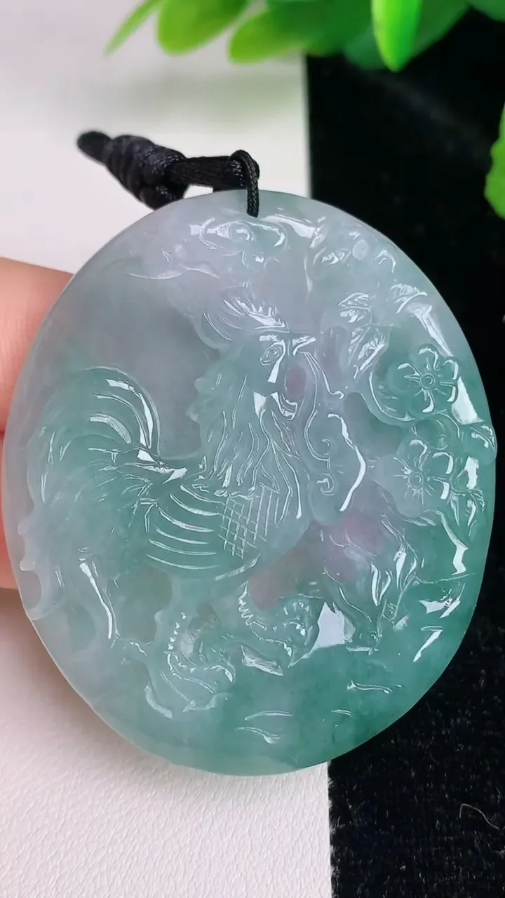 天然A货翡翠生肖鸡吊坠，尺寸53.8-44.6-5.7，重量:29.25g
7月5日