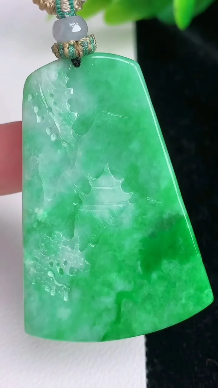 天然A货翡翠山水牌吊坠，尺寸49.3-32.4-5.6，重量:21.25g
7月5日