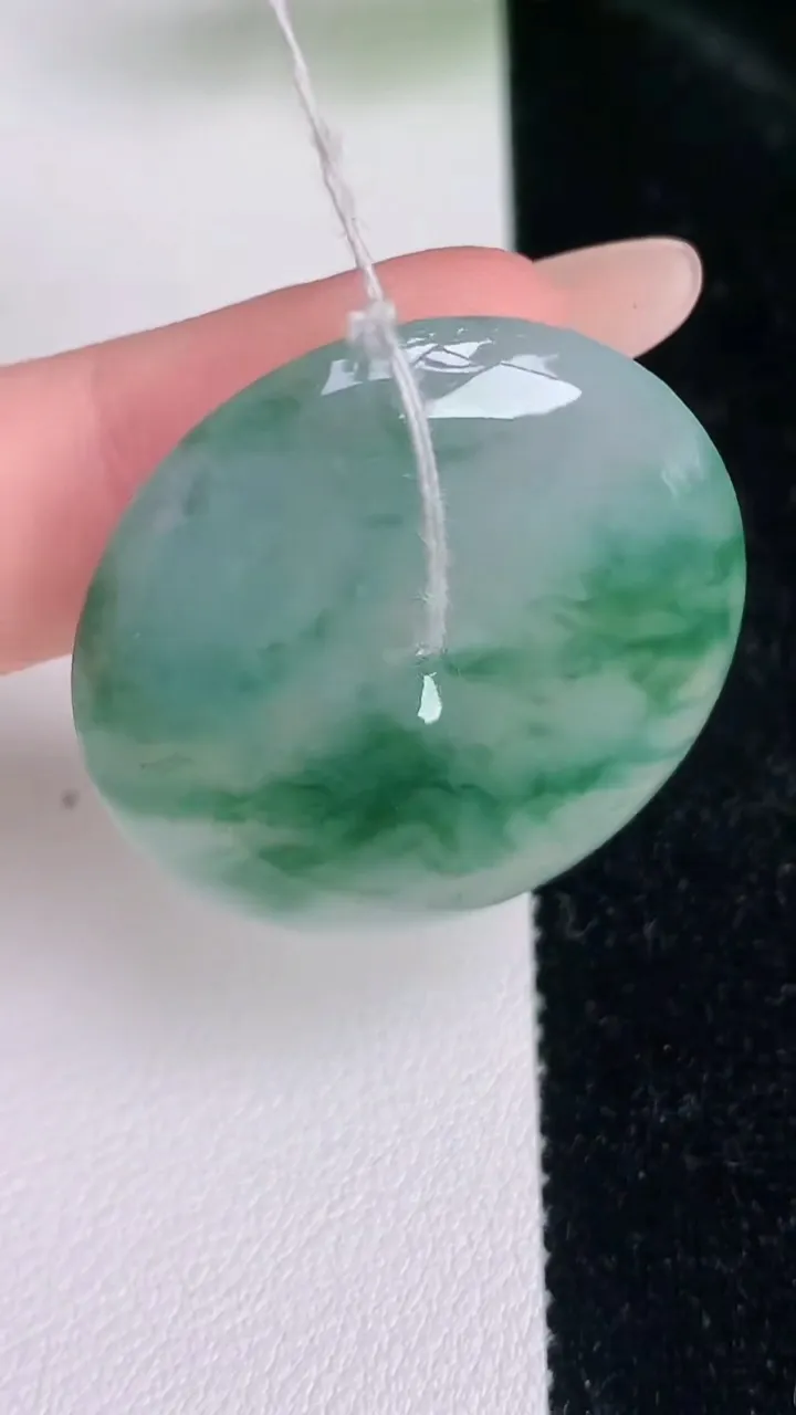 天然A货翡翠平安扣吊坠，尺寸32.7-6，重量:13.77g
7月5日
