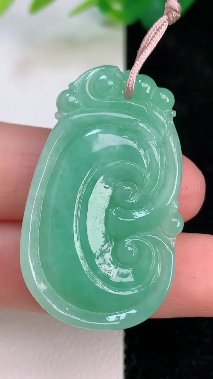 天然A货翡翠如意吊坠，尺寸40.2-23.5-5.7，重量:12.86g
7月5日