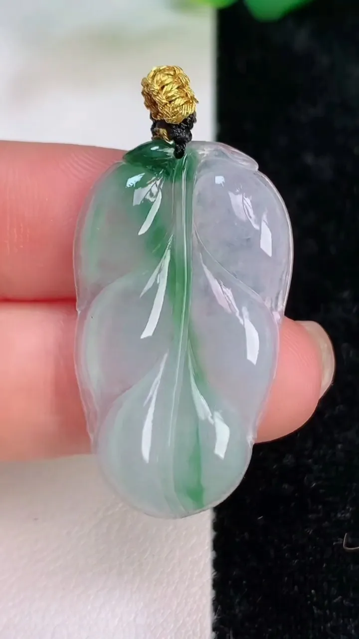 天然A货翡翠金枝玉叶 叶子吊坠，尺寸34.2-18.8-3.6，重量:4.35g
7月5日