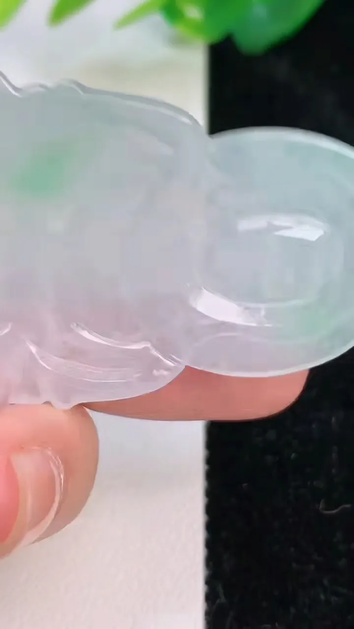 天然A货翡翠观音菩萨吊坠，尺寸55.8-36.2-4，重量:15.77g
7月5日