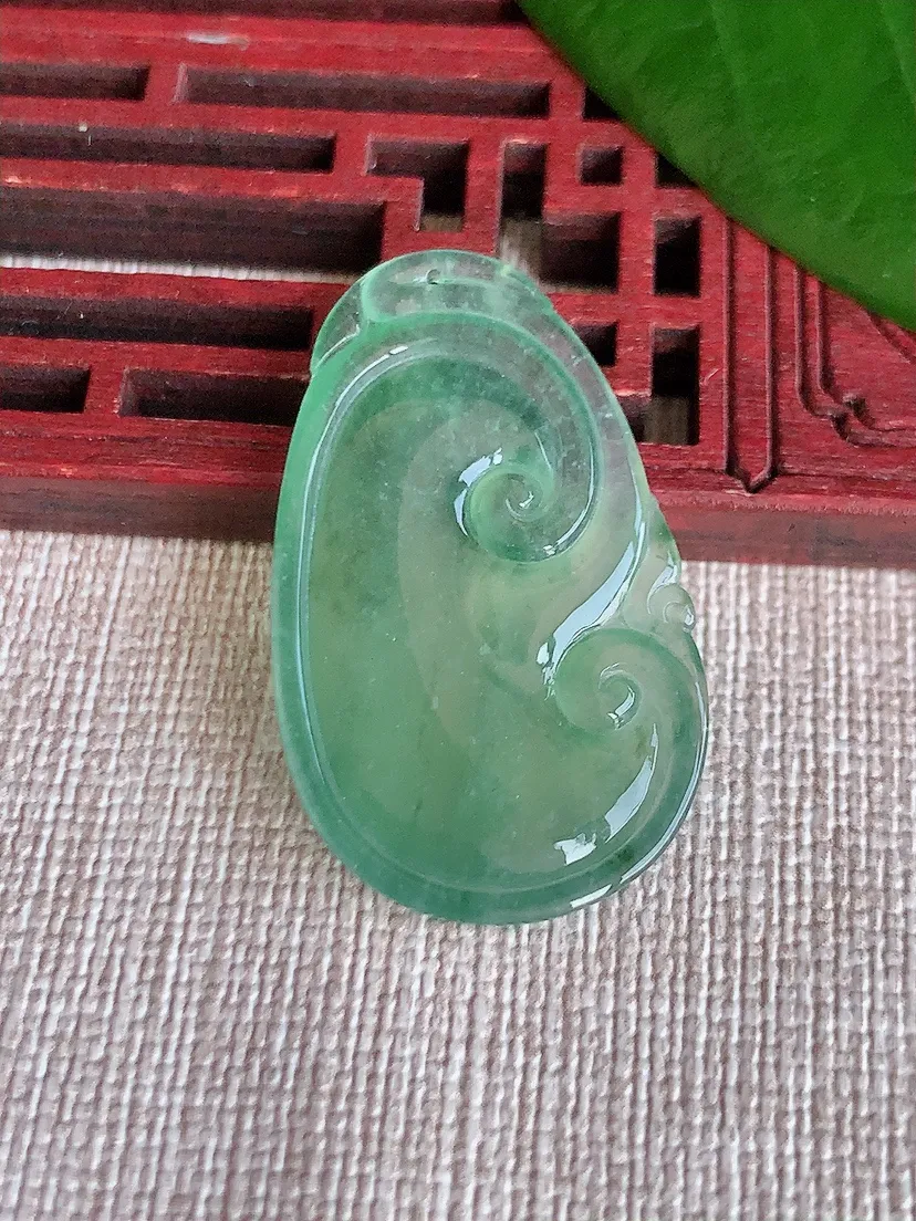 天然A货翡翠飘花如意吊坠尺寸35.5×21×4.2m量5.57g 0704