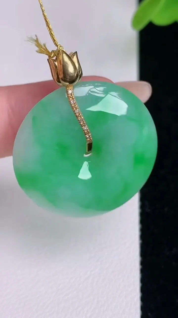 天然A货翡翠平安扣吊坠，尺寸28-5.6，重量:9.23g
7月5日