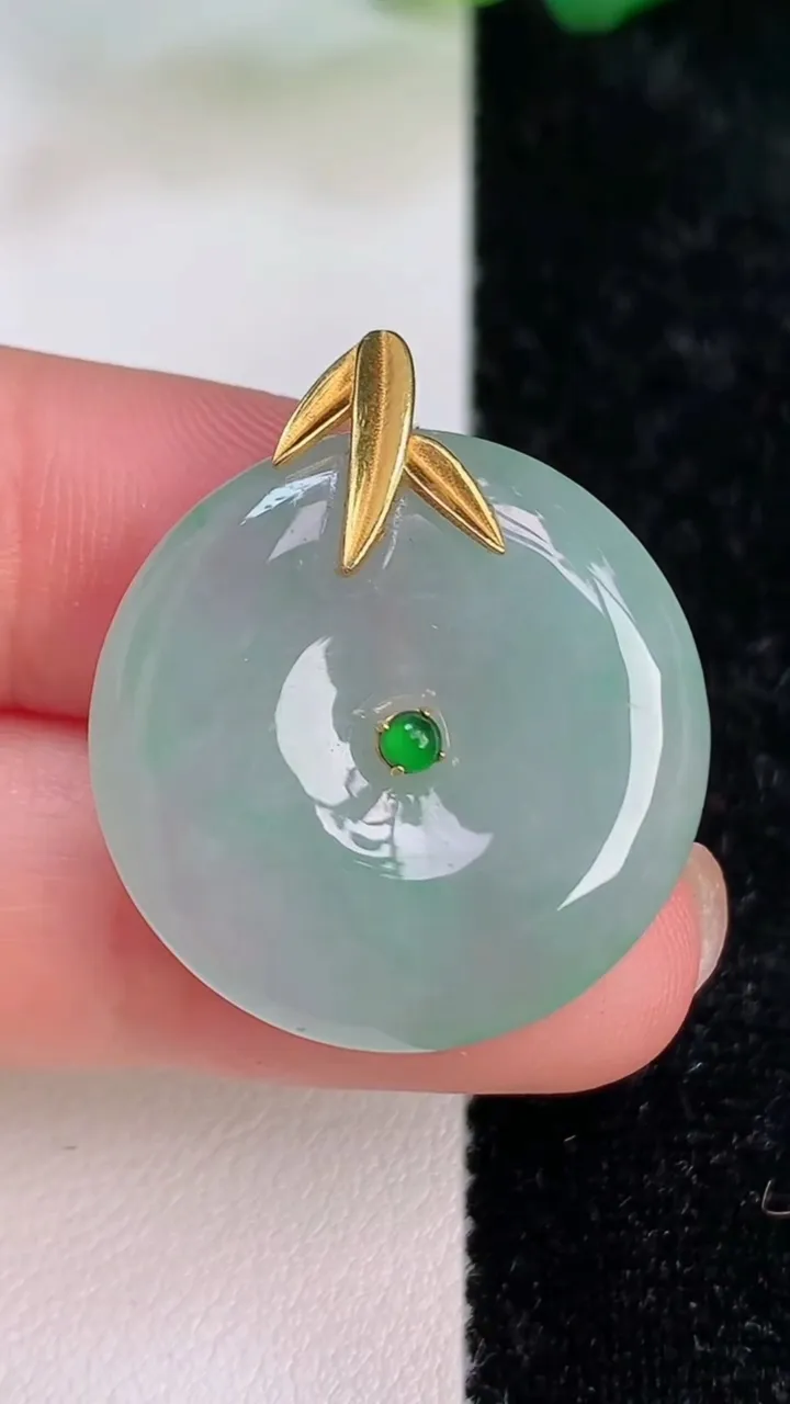 天然A货翡翠平安扣吊坠，尺寸24.7-5.2，重量:7.15g
7月5日