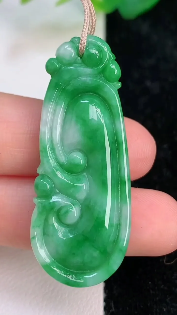 天然A货翡翠如意吊坠，尺寸45.6-18.4-6.2，重量:9.15g
7月5日